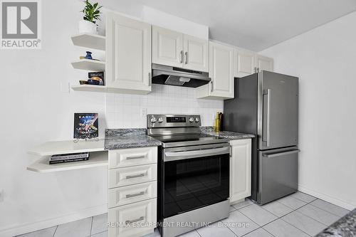 8 - 175 Fiddlers Green Road, Hamilton, ON - Indoor Photo Showing Kitchen