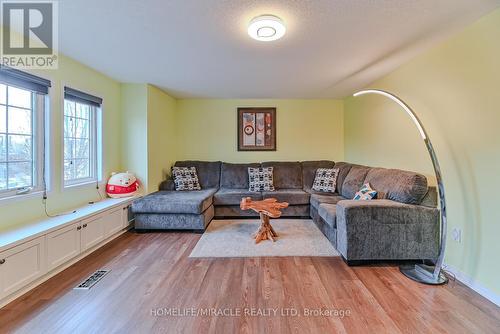 E-31 - 110 Activa Avenue, Kitchener, ON - Indoor Photo Showing Living Room