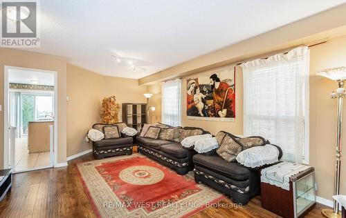 6443 Saratoga Way, Mississauga, ON - Indoor Photo Showing Living Room