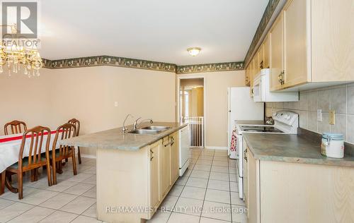 6443 Saratoga Way, Mississauga, ON - Indoor Photo Showing Kitchen With Double Sink