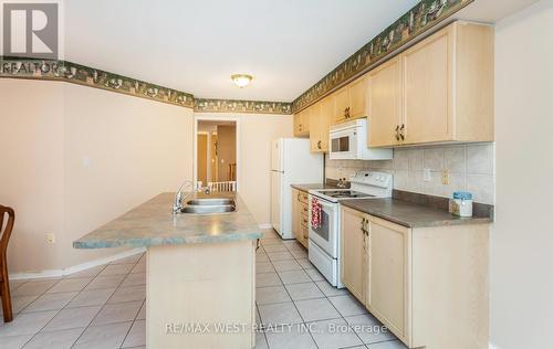 6443 Saratoga Way, Mississauga, ON - Indoor Photo Showing Kitchen With Double Sink