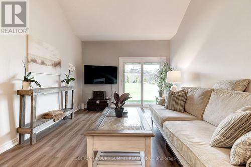 106 Oakhampton Trail, Hamilton, ON - Indoor Photo Showing Living Room