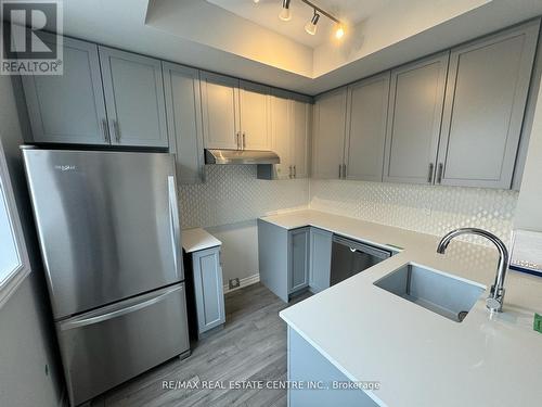 346 - 349 Wheat Boom Drive, Oakville, ON - Indoor Photo Showing Kitchen With Stainless Steel Kitchen