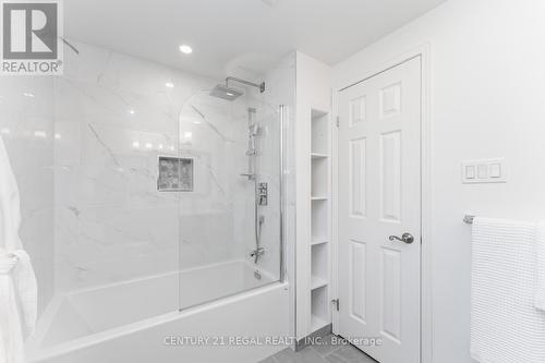 3210 Hazelwood Avenue, Burlington, ON - Indoor Photo Showing Bathroom
