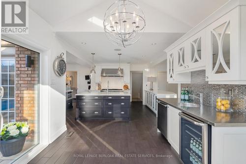 5391 Linbrook Road, Burlington, ON - Indoor Photo Showing Kitchen With Upgraded Kitchen