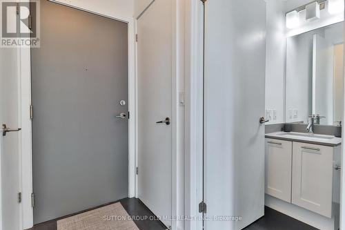 517 - 169 Fort York Boulevard, Toronto, ON - Indoor Photo Showing Bathroom