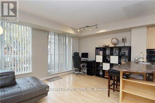 305 - 76 Shuter Street, Toronto, ON - Indoor Photo Showing Living Room