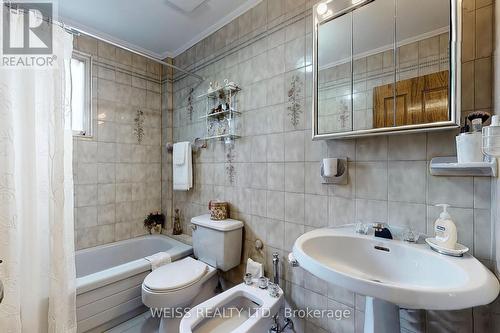 526 Milverton Boulevard, Toronto, ON - Indoor Photo Showing Bathroom