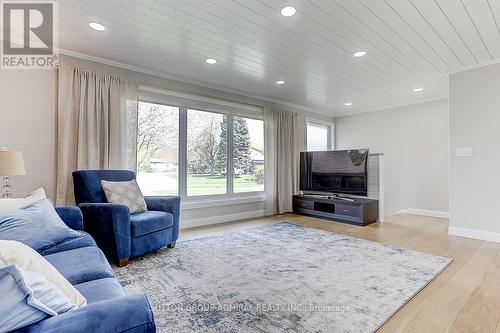 853 Capri Court E, Oshawa, ON - Indoor Photo Showing Living Room