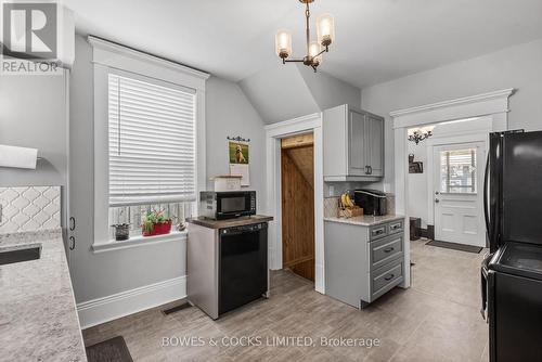 696 St. Mary'S Street, Peterborough, ON - Indoor Photo Showing Kitchen