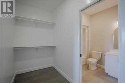 Primary walk-in with access to 4-piece bath - 220 East Ridge Drive, Cornwall, ON - Indoor