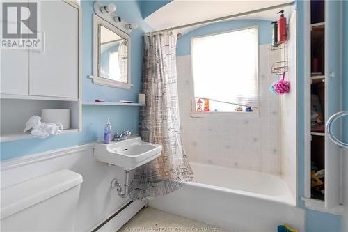 15 West Lane, Moncton, NB - Indoor Photo Showing Bathroom