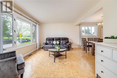 2929 Rivard Avenue, Windsor, ON - Indoor Photo Showing Living Room