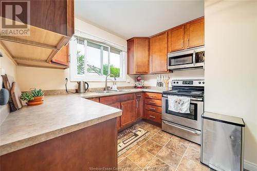 2929 Rivard Avenue, Windsor, ON - Indoor Photo Showing Kitchen