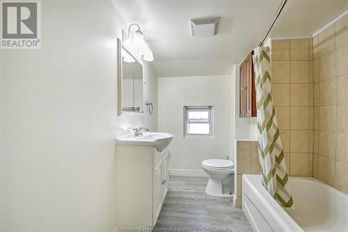 1854 Moy, Windsor, ON - Indoor Photo Showing Bathroom