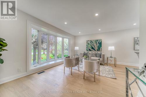 10 Kempsell Crescent, Toronto, ON - Indoor Photo Showing Living Room