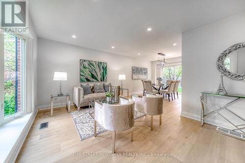 10 Kempsell Crescent, Toronto, ON - Indoor Photo Showing Living Room