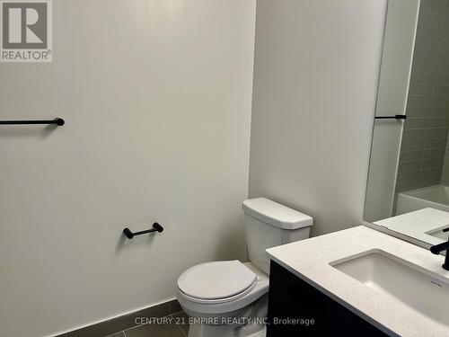 522 - 2300 St. Clair Avenue W, Toronto, ON - Indoor Photo Showing Bathroom