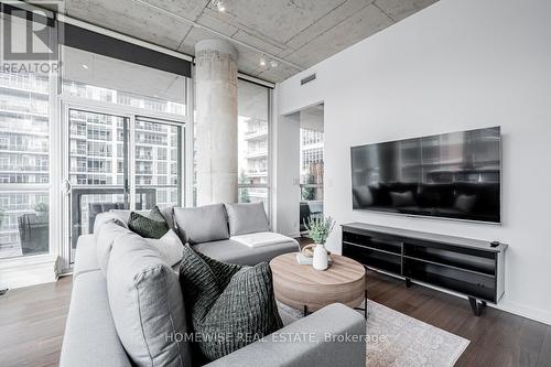 516 - 478 King Street W, Toronto, ON - Indoor Photo Showing Living Room