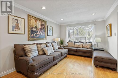 234 York Hill Boulevard, Vaughan, ON - Indoor Photo Showing Living Room