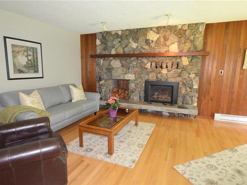 3071 Jameson Rd, Nanaimo, BC - Indoor Photo Showing Living Room With Fireplace