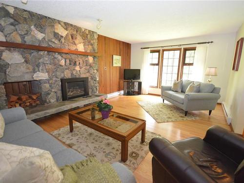 3071 Jameson Rd, Nanaimo, BC - Indoor Photo Showing Living Room With Fireplace