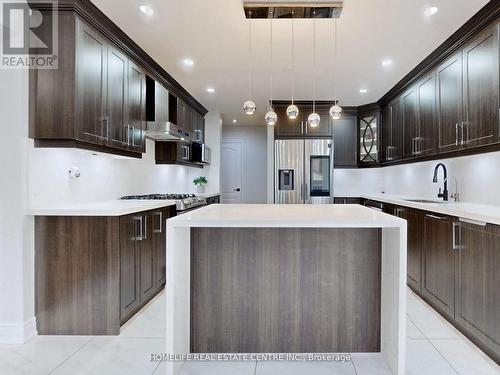 62 Lockheed Crescent, Brampton, ON - Indoor Photo Showing Kitchen With Upgraded Kitchen