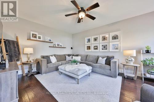 425 Jelinik Terrace, Milton, ON - Indoor Photo Showing Living Room