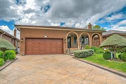 728 EVERSLEY Drive  Mississauga, ON L5A 2C9