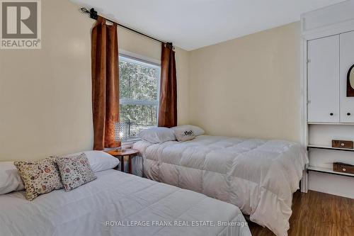 105 Little Silver Lake Way, Galway-Cavendish And Harvey, ON - Indoor Photo Showing Bedroom