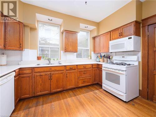 412 11Th Street E, Owen Sound, ON - Indoor Photo Showing Kitchen With Double Sink