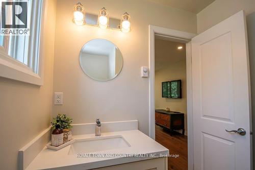 225 Clifton Street, Kawartha Lakes, ON - Indoor Photo Showing Bathroom