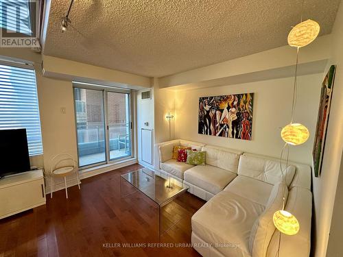 705 - 80 Cumberland Street, Toronto, ON - Indoor Photo Showing Living Room