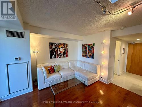 705 - 80 Cumberland Street, Toronto, ON - Indoor Photo Showing Living Room