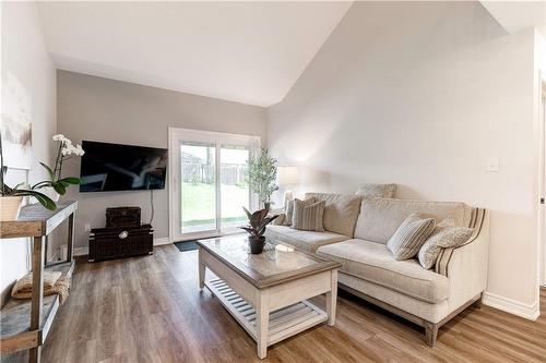106 Oakhampton Trail, Hamilton, ON - Indoor Photo Showing Living Room