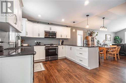 1006 Beatty Crescent, Deep River, ON - Indoor Photo Showing Kitchen With Upgraded Kitchen