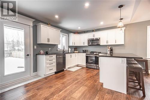 1006 Beatty Crescent, Deep River, ON - Indoor Photo Showing Kitchen With Upgraded Kitchen