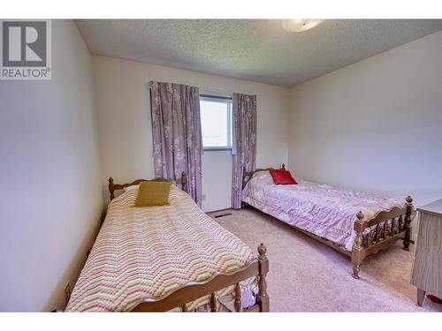 321 Road 9, Oliver, BC - Indoor Photo Showing Bedroom