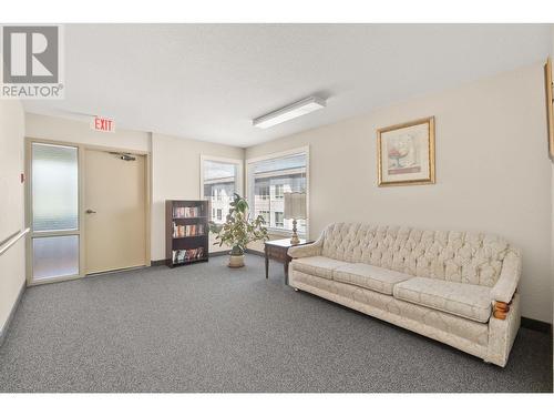 2085 Gordon Drive Unit# 320, Kelowna, BC - Indoor Photo Showing Living Room