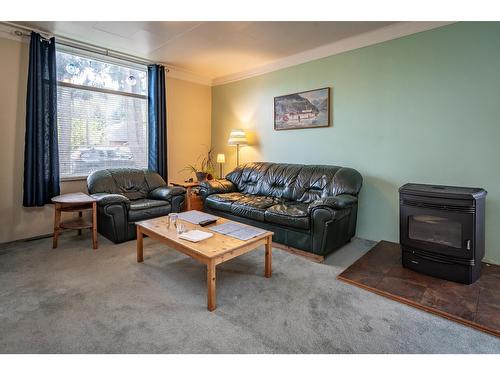 424 A Avenue, Kaslo, BC - Indoor Photo Showing Living Room
