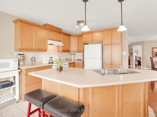 16 Riesling St, Grimsby, ON - Indoor Photo Showing Kitchen With Double Sink