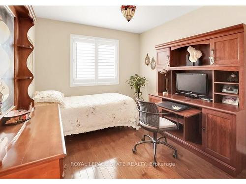 16 Riesling St, Grimsby, ON - Indoor Photo Showing Bedroom