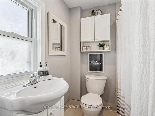 25 York St, Welland, ON - Indoor Photo Showing Bathroom