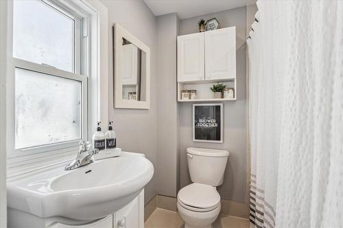 25 York Street, Welland, ON - Indoor Photo Showing Bathroom