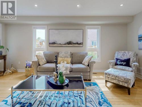 10 Ironhorse Crescent, Caledon, ON - Indoor Photo Showing Living Room