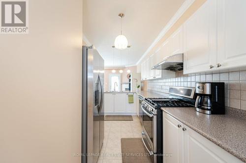 1393 Treeland Street, Burlington, ON - Indoor Photo Showing Kitchen
