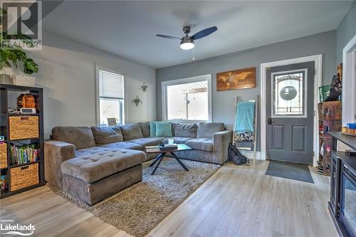 562 Mountain Street, Haliburton, ON - Indoor Photo Showing Living Room