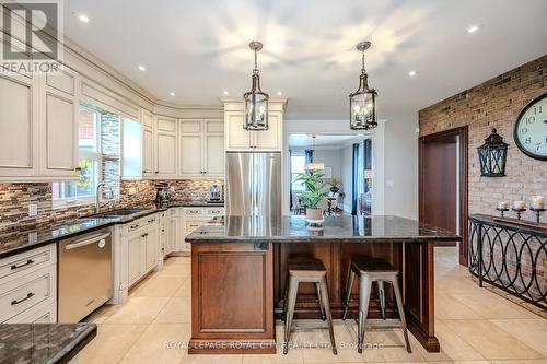 7750 Eastview Road, Guelph/Eramosa, ON - Indoor Photo Showing Kitchen With Upgraded Kitchen