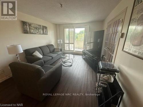 406 - 3955 Portage Road, Niagara-On-The-Lake, ON - Indoor Photo Showing Living Room