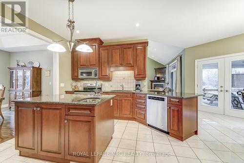 693 Line 3 Road, Niagara-On-The-Lake, ON - Indoor Photo Showing Kitchen With Double Sink